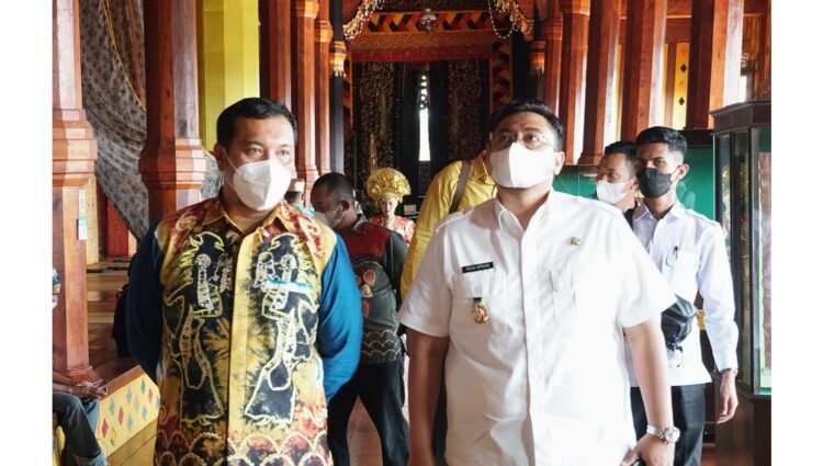 KUNJUNGI ISTANO— Didampingi Wabup Richi, Wali Kota Banjar mengunjungi Istano Basa Pagaruyung.
