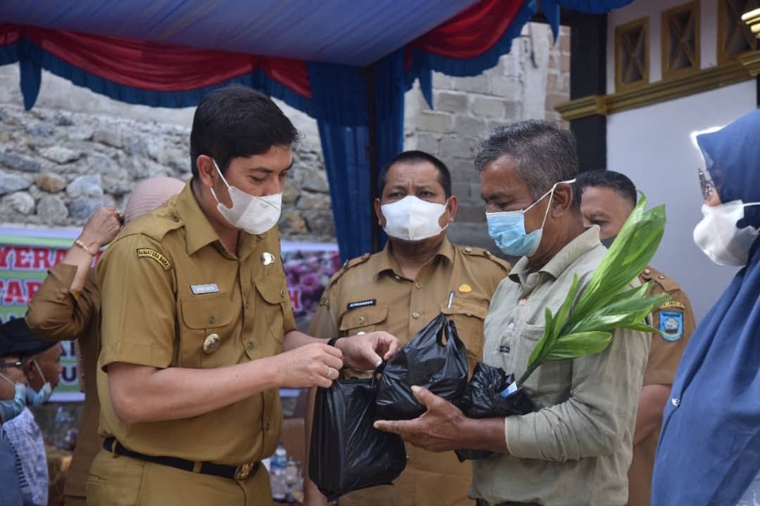 WAlikota Sawahlunto Deri Asta menyerahkan bantuan bibit pianag kepad warga Kelurahan Aie Dingin Kecamatan Lembah Segar