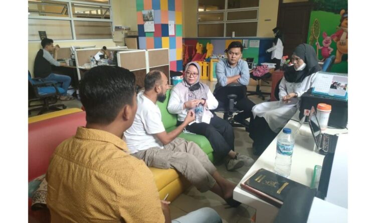 CABUL— WNA asal Pakistan, AHB (berbaju putih) menjalani pemeriksaan di Mapolda Sumbar atas kasus dugaan pencabulan.