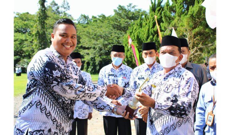 DANGPARIAMAN, METRO
Wakil Bupati Padangpariaman Rahmang, kemarin, pimpin upacara peringatan Hari Ulang Tahun (HUT) Persatuan Guru Republik Indonesia (PGRI) yang ke 76 dan Hari Guru Nasional tingkat Kabupaten Padangpariaman.