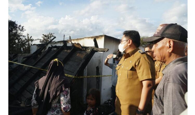KUNJUNGI—Wabup Richi kunjungi lokasi kebakaran.
