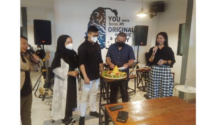 Wagub Sumbar Hadiri Grand Opening Foursides, Tempat Nongkrong Asyik Milenial Kota Padang 1 GRAND OPENING— Wagub Sumbar Audy Joinaldy disaksikan Owner Foursides, Wahyu Anugrah Lestari dan Widya memotong tumpeng menandai Grand Opening Foursides di Jalan Dobi Nomor 33 Kota Padang, Sabtu malam (11/12).