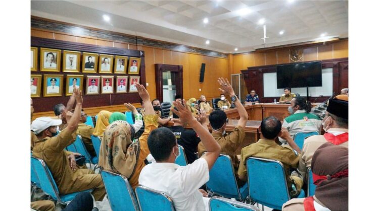 Wakil Bupati Tanah Datar Richi Aprian, SH, MH menerima kunjungan pengurus Kwarcab 03.04 Tanah Datar dalam rangka silaturahmi yang digelar, di Aula Eksekutif, Kantor Bupati, Pagaruyung, Selasa (28/12).