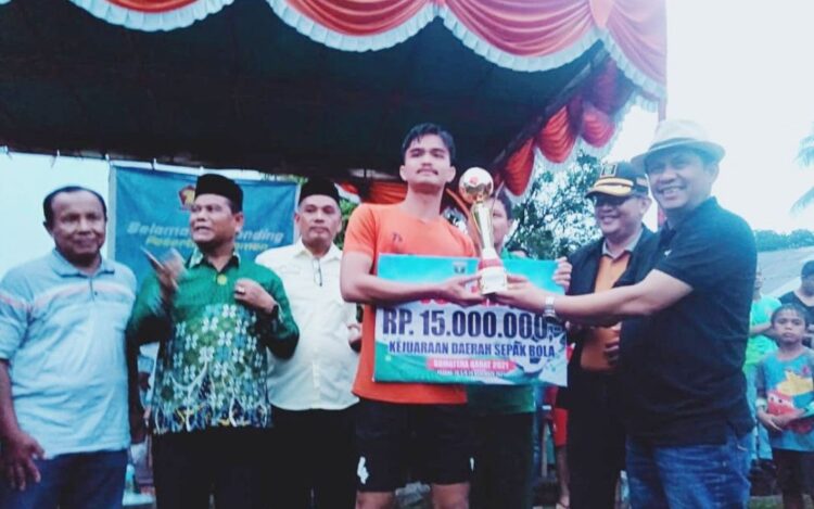 SERAHKAN--Wakil Ketua Komisi I DPRD Sumbar Evi Yandri Rj Budiman menyerahkan tropi dan uang kepada tim FKAN FC.