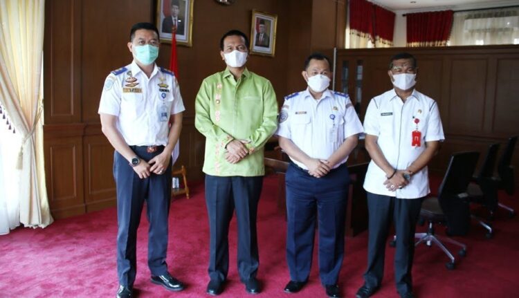 Wali Kota Pariaman Genius Umar mendapat kunjungan dari Wakil Direktur III Bidang Ketarunaan Politeknik Pelayaran (Poltekpel) Sumatera Barat, Captain Bintang dan Kabag Administrasi dan Ketarunaan, Irwan.