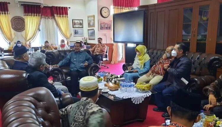 Tingkatkan Pelayanan untuk Masyarakat, Tahun 2022 Pemko Terapkan Layanan Kesehatan Berbasis Syariah 1 DIALOG—Wako Pariaman, Sumbar, Genius Umar berdialog dengan pengurus Lembaga Kesehatan Majelis Ulama Indonesia di Pariaman.