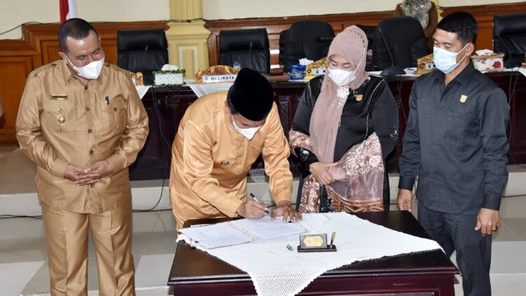 TANDA TANGAN—Wako Genius Umar tandatangani RPJMD.