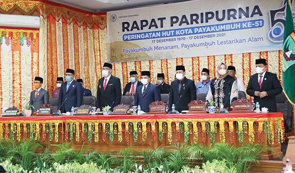 FOTO BERSAMA—Wali Kota, gubernur, Ketua DPRD Provinsi, Wakil Ketua DPRD Provinsi, Ketua DPRD Kota Payakumbuh, Wakil Ketua DPRD Kota Payakumbuh foto bersama.