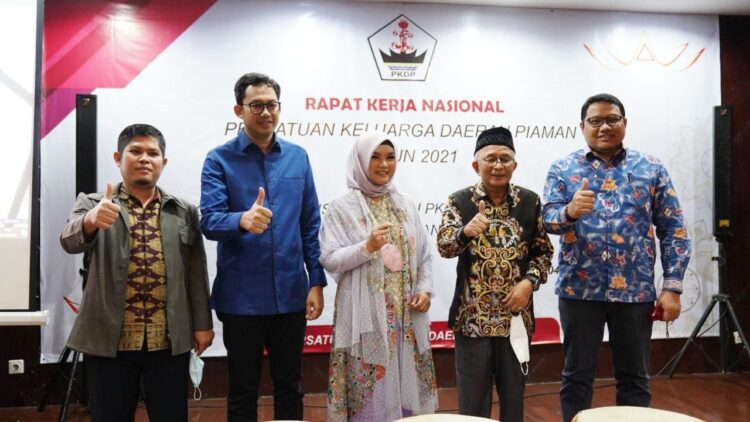 FOTO BERSAMA— Ketua Umum PKDP Refrizal Sikumbang, usai acara foto bersama.