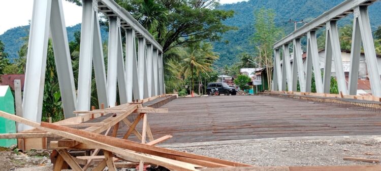 Jembatan Lapau Manggih Tak Kunjung Tuntas, Pedagang makin Merana, Harusnya Selesai November 1 PERBAIKAN LANTAI JEMBATAN— Pengerjaan perbaikan lantai jembatan Lapau Manggih, Gunung Sarik, Kecamatan Kuranji sudah melampaui tenggat waktunya pengerjaannya. Seharusnya pada November 2021 lalu, pengerjaan jembatan ini harus selesai.