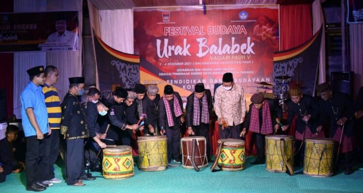 Kolaborasi Lintas Sektor Kembangkan Budaya Pauh V, Jadikan Urak Balabek Sebagai Agenda Budaya Tahunan 1 TAMPILAN—Salah satu penampilan gandang tasa pada acara di galanggang kantor KAN Pauh.