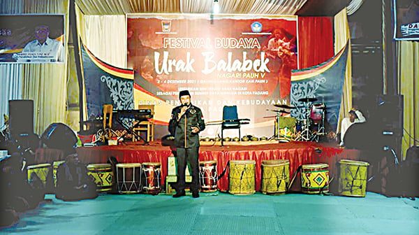 Bekolaborasi Mengembangkan Budaya Pauh, Dukung Urak Balabek jadi Agenda Budaya Kota Padang 1 FESTIVAL URAK BALABEK— Anggota DPRD Kota Padang, Dasman saat pembukaan Festival Urak Balabek di Galanggang KAN Pauh V.