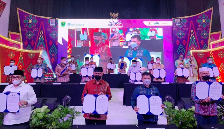 SEPAKAT—Gubernur Sumbar Mahyeldi Ansharullah dan Kepala Perwakilan BI Sumbar, Wahyu Purnama A bersama 19 kepala daerah menandatangani komitmen bersama mencanangkan 2023 sebagai tahun kunjungan wisata.