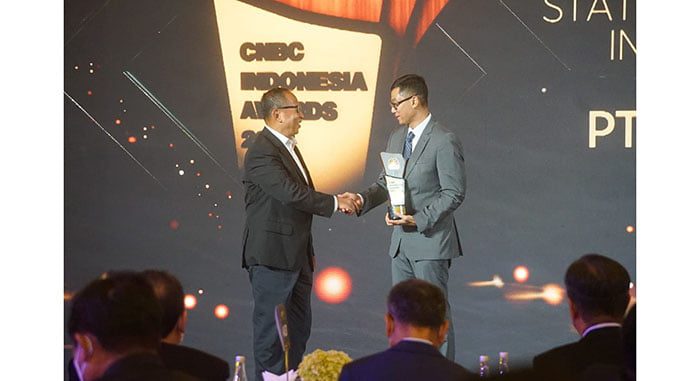 Aktif Dorong Ekonomi Kala Pandemi, PLN Raih Penghargaan The Best State Owned Enterprise In Nation Building 1 Penyerahan penghargaan The Best State Owned Enterprise In Nation Building dilakukan oleh Direktur Detik Network Abdul Aziz ke Direktur Utama PLN Darmawan Prasodjo, di Ballroom The Langham, Jakarta, Selasa (14/12/2021).