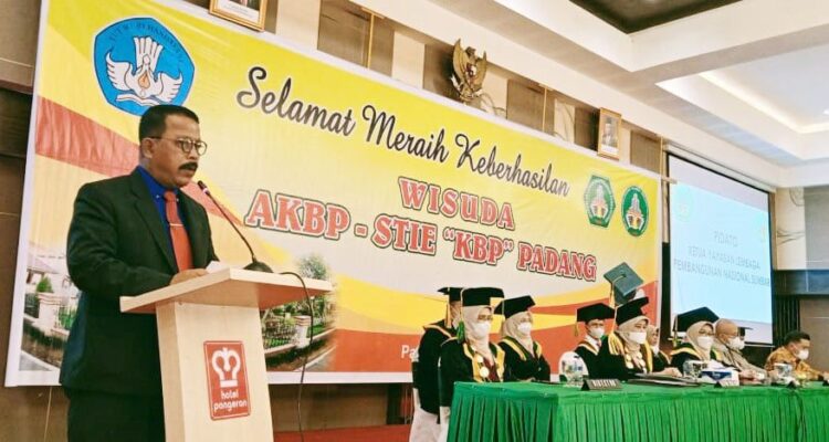 Wisuda 350 Orang Lulusan, AKBP-STIE “KBP” Terus Tunjukkan Eksistensi di Dunia Pendidikan 1 SAMBUTAN— Ketua Yayasan Daswir Siddik memberi sambutan saat acara wisuda AKBP-STIE “KBP” Padang, Sabtu (18/12).