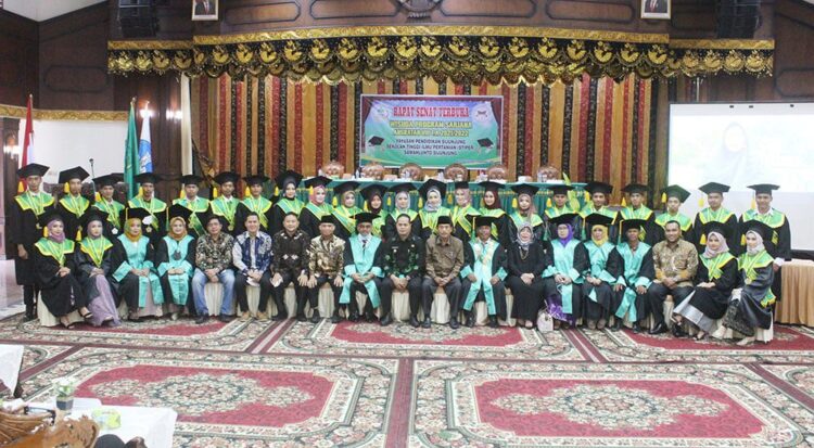 WISUDA— Para wisudawan/ti bersama Ketua Stiper, Ir Maiyontoni MP, Wakil Ketua 1 Rini Elisia SPt MP dan Wakil Ketua 2, Santi Diana Putri Ssi MSi beserta pengurus yayasan dan dewan pembina usai prosesi wisuda digelar.