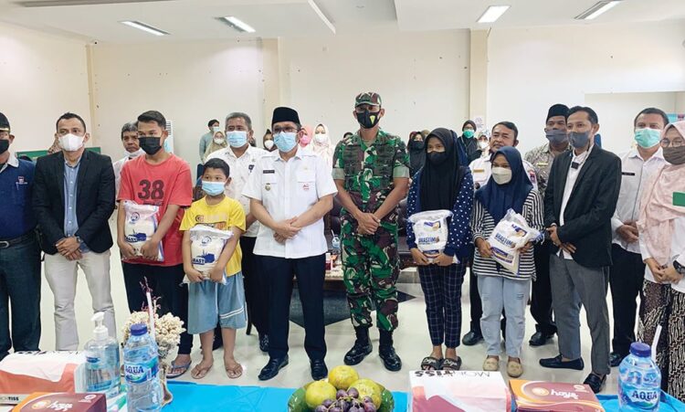 BERAS ANAK YATIM— Wali Kota Padang Hendri Septa menyerahkan beras untuk anak yatim di Kecamatan Utara, disaksikan Ketua Ahsan Care Sumbar Ibrahim, Rabu (1/12).