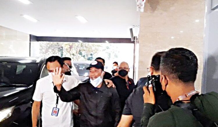 Pingsan di Pengadilan, Penista Agama M Kece Dirawat di Rumah Sakit 1 GIRING—YouTuber Muhammad Kece, tersangka dugaan penistaan agama saat digiring.