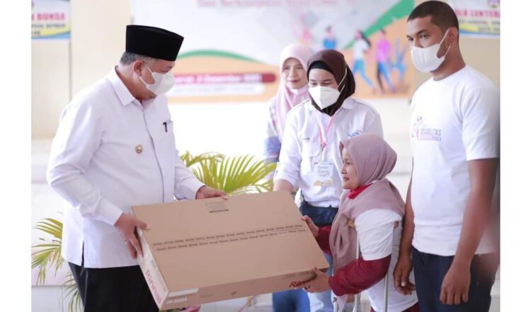 BANTUAN--Walikota Solok Zul Elfian menyerahkan bantuan kepada salah seorang warga yang berkebutuhan khusus (disabilitas).