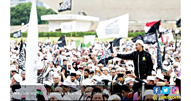 AKSI— Terlihat aksi Alumni 212 yang tak jadi melakukan orasi kemarin berhasil digagalkan pihakl Polri dan TNI.