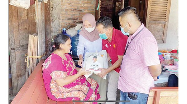 SERAHKAN BANTUAN— Pengurus DPD Gerindra Sumbar menyerahkan bantuan dari Anggota DPR RI Andre Rosiade kepada keluarga Titi Afni di Kecamatan Nanggalo.