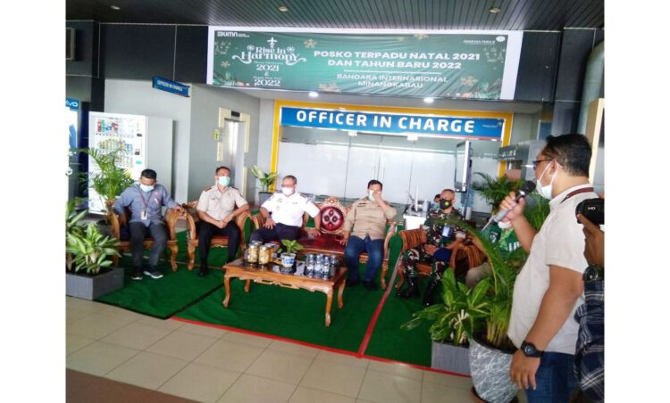 KETERANGAN PERS— EGM PT Angkasa Pura II Cabang BIM, Siswanto, Kepala Otban Wilayah VI, Agoes Soebagio, Kepala Kantor Kesehatan Pelabuhan (KKP) Ahmad Hidayat, Ketua AOC BIM, Eko Pujianto, Perwakilan Danlanud Stuan Sjahrir Padang, Haris memberikan keterangan pers terkait Posko Terpadu Nataru 2022, Kamis (16/12) di BIM.