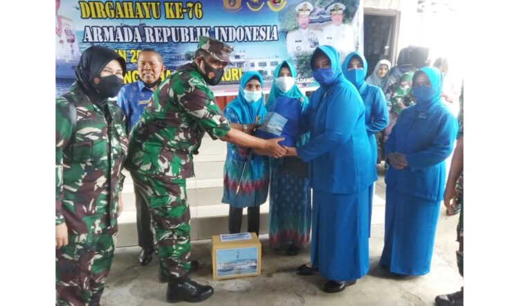 Danlantamal II Anjangsana Warakauri 1 SERAHKAN SEMBAKO— Ketua Korcab II DJA I, Ny. Amelia Endra Sulistiyono dan Danlantamal II serahkan bantuan sembako.