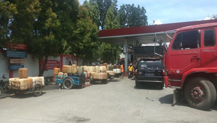 Nelayan Kesulitan Dapat Solar di Kota Padang, Boby R: Antre Berjam-jam, Pertamina harus Mengawasi 1 ANTREAN JERIKEN— Para nelayan mengantre mendapatkan BBM jenis solar di SPBU Ranah. Nelayan membawa jeriken-jeriken dalam jumlah banyak dan harus antre berjam-jam, Sabtu-Minggu (11/12/12).