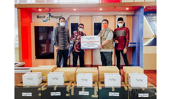 BANTUAN— Dirut Bank Nagari M Irsyad menyerahkan bantuan untuk korban erupsi Gunung Semeru melalui Plt Kepala Pelaksana BPBD Provinsi Sumbar, Mulyadi, Minggu (12/12).