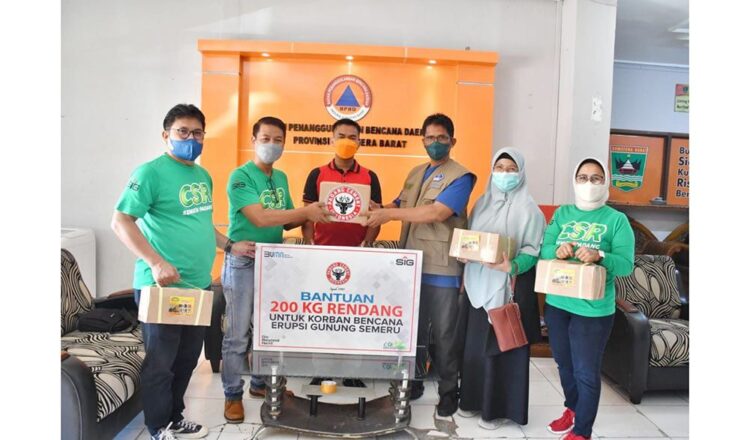 SERAHKAN PAKET RENDANG— Kepala Unit CSR PT Semen Padang Rinold Thamrin (dua dari kiri) menyerahkan bantuan 200 kg rendang untuk korban bencana erupsi semeru melaui BPBD Sumbar yang diterima Kasubag Umum BPBD Sumbar Ade Imansyah (tiga dari kanan).