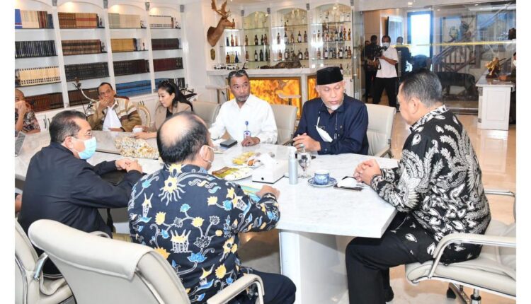 BERTEMU KETUA MPR— Gubernur Sumbar, Mahyeldi Ansharullah bertemu Ketua MPR RI Bambang Soesatyo beberapa waktu lalu, untuk menggalang dukungan percepatan pembangunan Kawasan Monumen Nasional PDRI, yang masih belum selesai 100 persen.