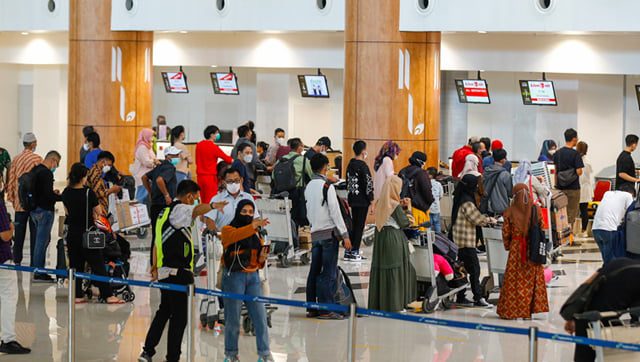 HENDAK TERBANG—Calon penumpang mengantre check-in di Bandara Juanda. Mobilitas penumpang di bandara terus bertambah menjelang libur Nataru. Hal tersebut dipengaruhi kelonggaran syarat penumpang pesawat.