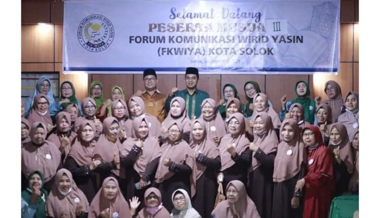 WIRID YASINAN— Wakil Wali Kota Solok Ramadhani Kirana Putra bersama Ibu-ibu yang tergabung dalam Forum Komunikasi Wirid Yasinan (FKWIYA) Kota Solok.