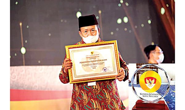 Sukses Terapkan Sistem Merit, Kabupaten Agam Terima Anugerah dari KSN 1 TERIMA PENGHARGAAN— Bupati Agam Dr H Andri Warman, MM menerima penghargaan dari Komisi Aparatur Sipil Negara (KASN) lantaran dinilai sukses menerapkan Sistem Merit dalam Manajemen ASN.