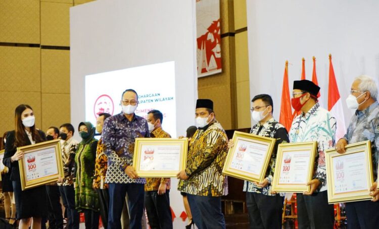 TERIMA PENGHARGAAN— Bupati Padangpariaman Suhatri Bur yang didamping oleh Kabid SP Dinas Kominfo terima penghargaan yang diserahkan Menteri Kominfo RI Jhonny G Plate di InternatIonal Convention Exhibition (ICE) BSD City.