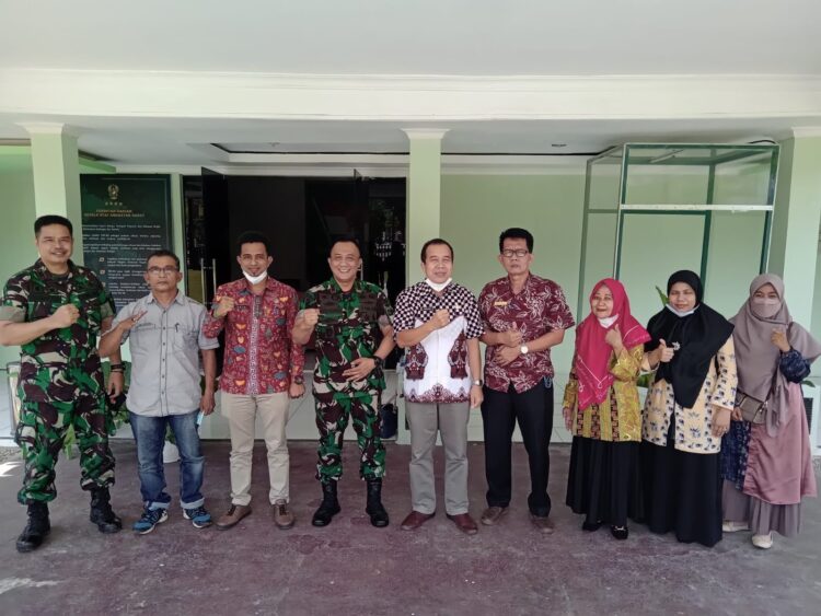 Miliki Ide Kreatif dan Gagasan, UPTD KPHP Pessel Apresiasi Dandim 0311/ Pessel 1 FOTO BERSAMA— Kepala UPTD KPHP Pessel Mardianto pada Komandan Kodim 0311/ Pessel Letkol Inf. Moch Suherli