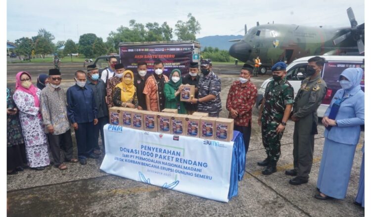 TERIMA—Danlantamal II Laksma Endra Sulistiyono terima bingisan rendang untuk dikirim langsung ke korban erupsi Simeru.