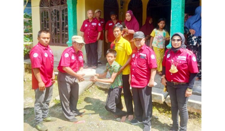 BAGIKAN SEMBAKO—Penggiat dan relawan Pak'Sa membagi bagikan sembako dan beras kepada warga di Nagari Tanjuang Pauh dan Tanjuang Balik.