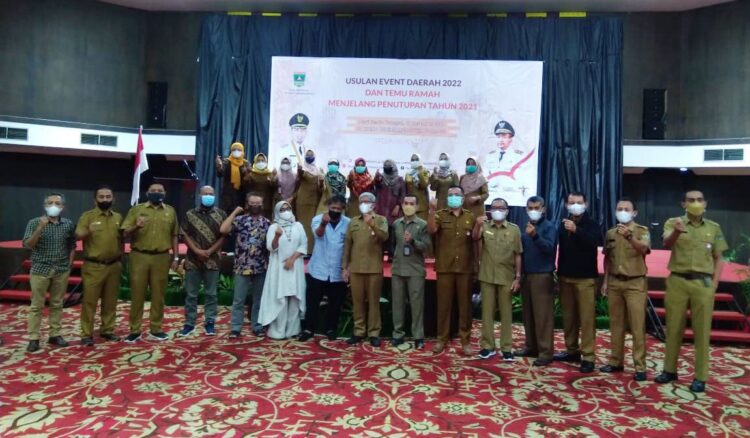 FOTO BERSAMA—Kepala Dinas Pariwisata Provinsi Sumbar, Novrial, bersama tim kurator dan perwakilan Dinas Pariwisata Kabupaten Kota saat kegiatan Usulan Event Daerah 2022 dan Temu Ramah Menjelang Penutupan Tahun 2021, Senin (27/12) di Padang.