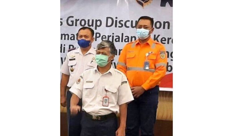 SAMPAIKAN— Kepala Divre 2 Sumbar PT KAI, Miming Kuncoro saat menyampaikan ke media dalam acara, kemarin.