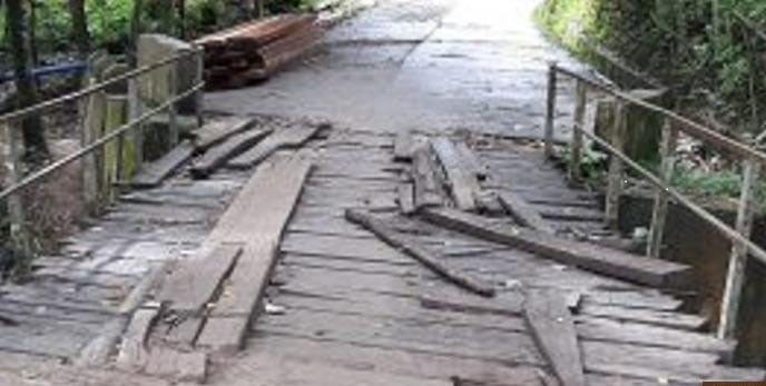 Jalan Paleh Pematang Panjang-Batu Ajung Rusak Parah 1 RUSAK PARAH—Kondisi jalan dan jembatan di Kabupaten Sijunjung di Paleh Pematang Panjang Batuajung Lalan rusak parah.