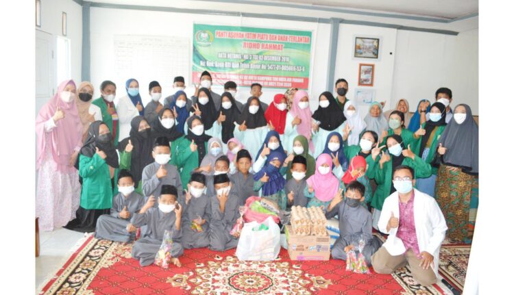 Fakultas Farmasi Unand Edukasi Anak-anak Panti Ridho Rahmat 1 BERSAMA ANAK PANTI— Pengabdian masyarakat yang dilaksanakan Fakultas Farmasi Unand di Panti Asuhan Yatim Piatu dan Anak Terlantar Ridho Rahmat, Mata Air, Kecamatan Kota Padang, Minggu (12/12) lalu.