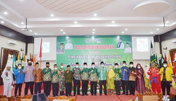 FOTO BERSAMA— Wali Kota Padang Hendri Septa berfoto bersama dengan jajaran pengurus PD Muhammadiyah Kota Padang saat acara resepsi Milad Muhammadiyah ke-109 di Auditorium Kampus Universitas Muhammadiyah Sumbar, Kecamatan Koto Tangah, Ahad (5/12) pagi.