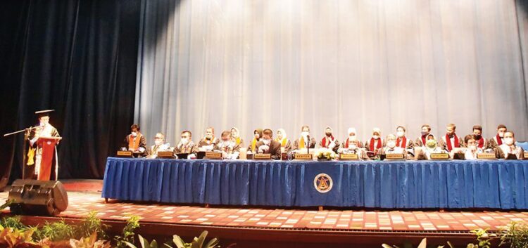 Rektor ISI Padangpanjang Prof. Novesar Jamarun, MS menyampaikan pidato saat Rapat Senat Terbuka ISI Padangpanjang.