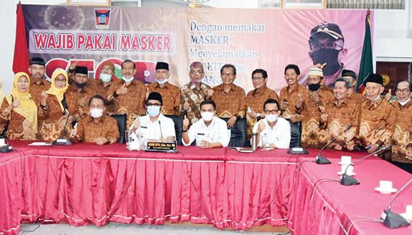 FOTO BERSAMA— Wali Kota Padang Hendri Septa berfoto bersama dengan Pengurus Persatuan Wredatama Republik Indonesia (PWRI) Kota Padang usai silaturahmi di kediaman resminya, di Jalan Ahmad Yani No.11.