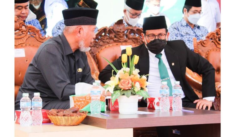 Mendes PDT: Transmigrasi Tingkatkan Pemerataan Pembangunan 1 DIALOG—Menteri Desa, Pembangunan Daerah Tertinggal & Transmigrasi RI Transmigrasi, Dr. (HC) Drs. A. Halim Iskandar, M.Pd di Pesisir Selatan, dialog dengan Gubernur Sumbar Mahyledi, Minggu (12/12).