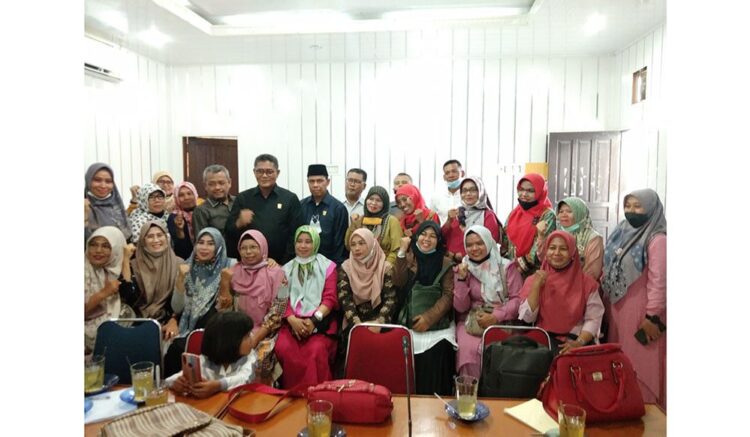 PERJUANGKAN NASIB — Ratusan guru yang tergabung 
dalam GTKHNK 35+ Kota Padang bertemu dengan Ketua DPRD Padang Syafrial Kani dan meminta DPRD memperjuangkan 
nasib mereka di tahun 2022.