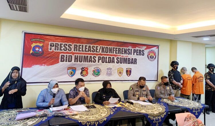 2 Pemuda Ditangkap Gegara Bikin Bunting Pacar di Kota Padang, Korban Masih Bawah Umur, Diimingi Bakal Dinikahi, malah Tak Bertanggung Jawab 1 JUMPA PERS— Polda Sumbar menggelar jumpa pers kasus pencabulan anak di bawah umur, Jumat (3/12) yang menghadirkan dua pelaku dengan dua kasus berbeda yang menyebabkan korban hingga hamil 7 bulan.