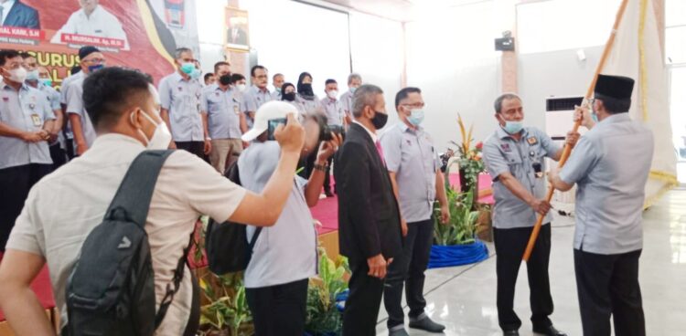 SERAHKAN BENDERA PATAKA— Wali Kota Padang Hendri Septa menyerahkan bendera pataka KONI kepada ketua KONI Padang terlantik Yusra Syarif.
