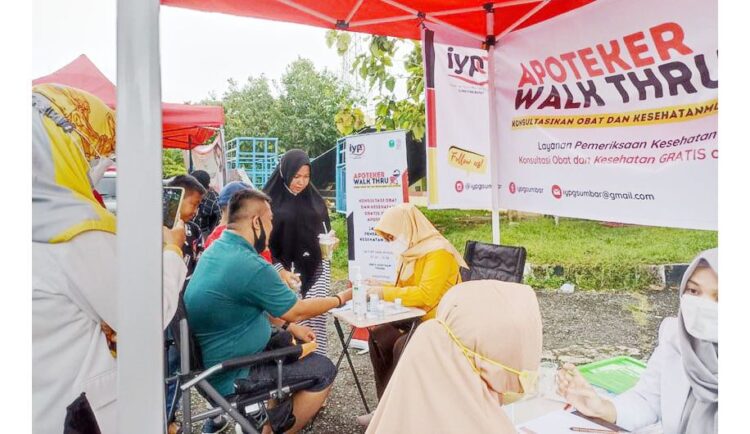 EDUKASI MASYARAKAT-Apoteker-apoteker muda sumbar tengan memberikan layanan edukasi dan konsultasi obat dan kesehatan pada masyarakat.